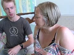 Blonde Oma fickt mit jungem Boy